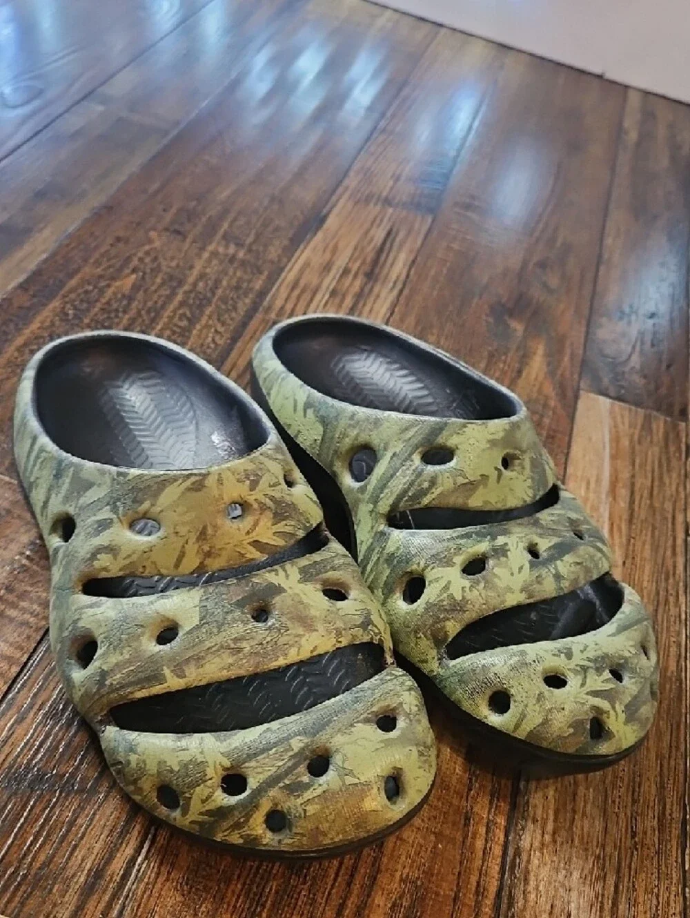 Keen Men's Slip-On Clogs in Army Green Camouflage (Sz.8)